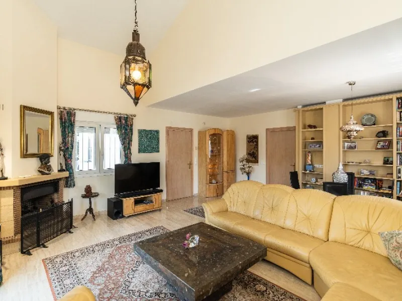 Located in the peaceful, secure residential area of Marbesa, this warm Mediterranean-style villa offers the perfect blend of comfort, privacy, and convenience. Just a 1-minute walk from the beach, close to all amenities, and only a short drive to Marbella