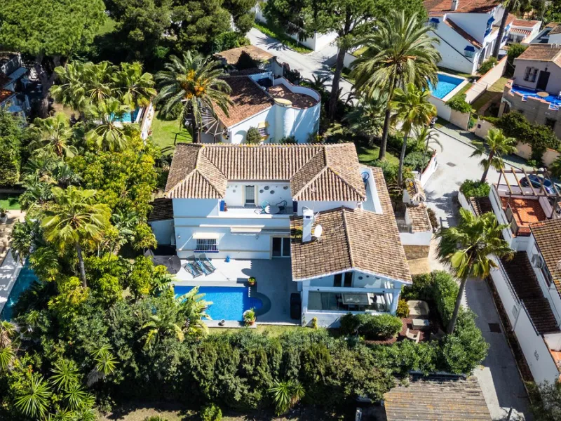 Located in the peaceful, secure residential area of Marbesa, this warm Mediterranean-style villa offers the perfect blend of comfort, privacy, and convenience. Just a 1-minute walk from the beach, close to all amenities, and only a short drive to Marbella