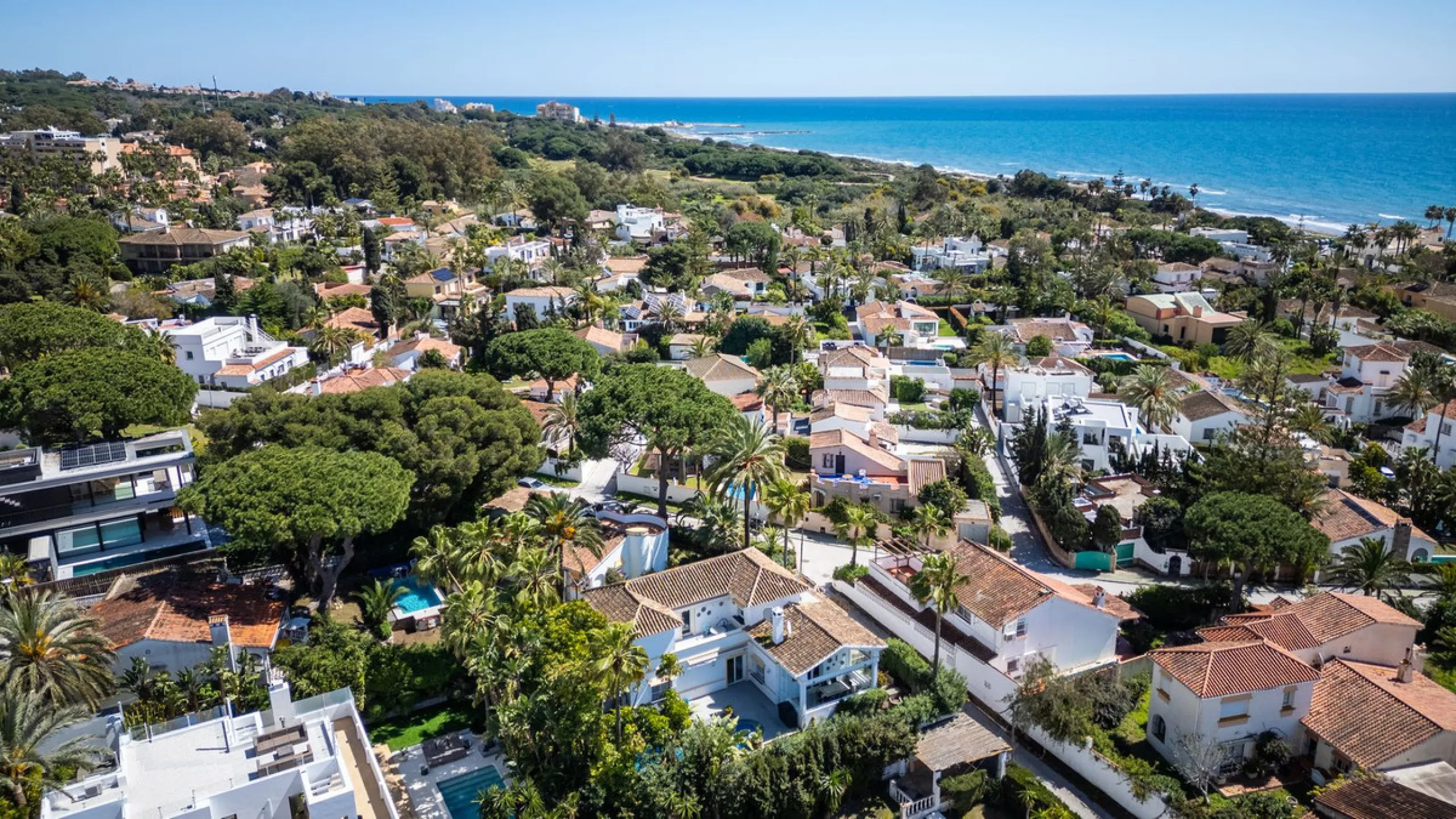 Located in the peaceful, secure residential area of Marbesa, this warm Mediterranean-style villa offers the perfect blend of comfort, privacy, and convenience. Just a 1-minute walk from the beach, close to all amenities, and only a short drive to Marbella