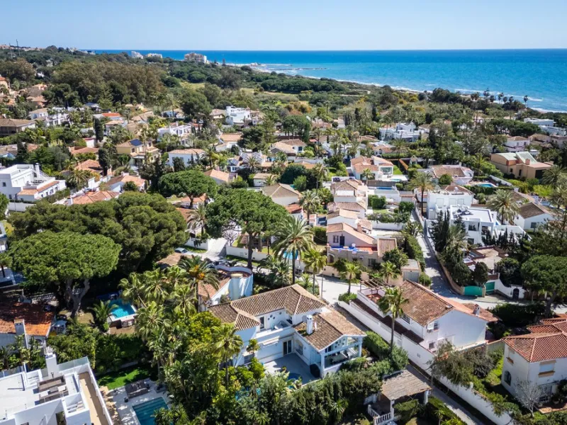 Located in the peaceful, secure residential area of Marbesa, this warm Mediterranean-style villa offers the perfect blend of comfort, privacy, and convenience. Just a 1-minute walk from the beach, close to all amenities, and only a short drive to Marbella
