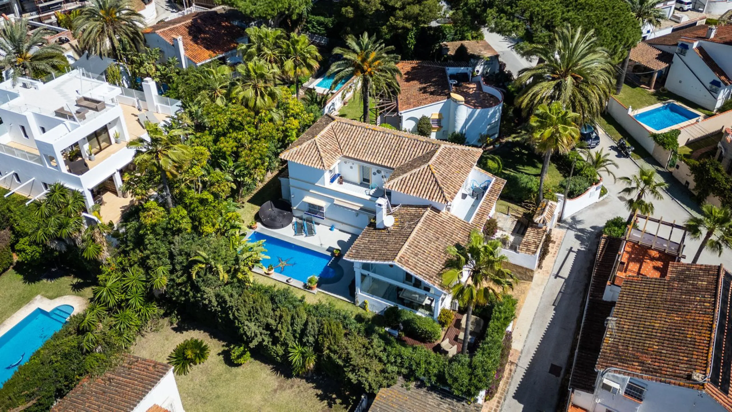 Located in the peaceful, secure residential area of Marbesa, this warm Mediterranean-style villa offers the perfect blend of comfort, privacy, and convenience. Just a 1-minute walk from the beach, close to all amenities, and only a short drive to Marbella