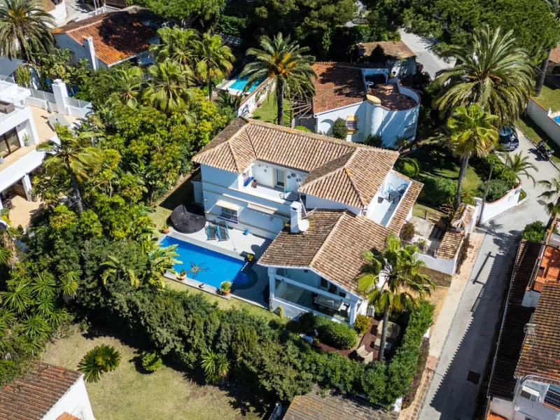 Located in the peaceful, secure residential area of Marbesa, this warm Mediterranean-style villa offers the perfect blend of comfort, privacy, and convenience. Just a 1-minute walk from the beach, close to all amenities, and only a short drive to Marbella
