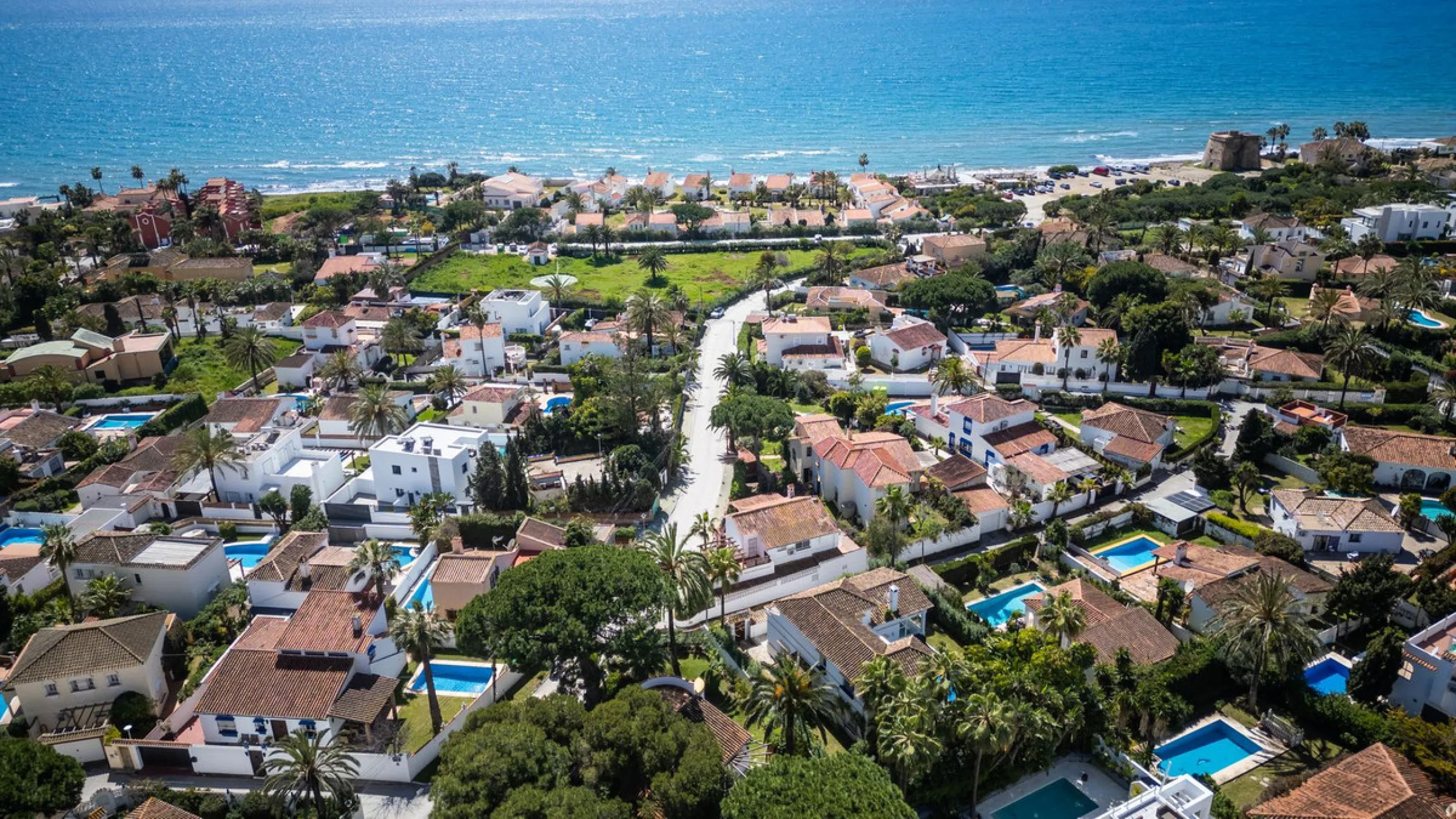 Located in the peaceful, secure residential area of Marbesa, this warm Mediterranean-style villa offers the perfect blend of comfort, privacy, and convenience. Just a 1-minute walk from the beach, close to all amenities, and only a short drive to Marbella