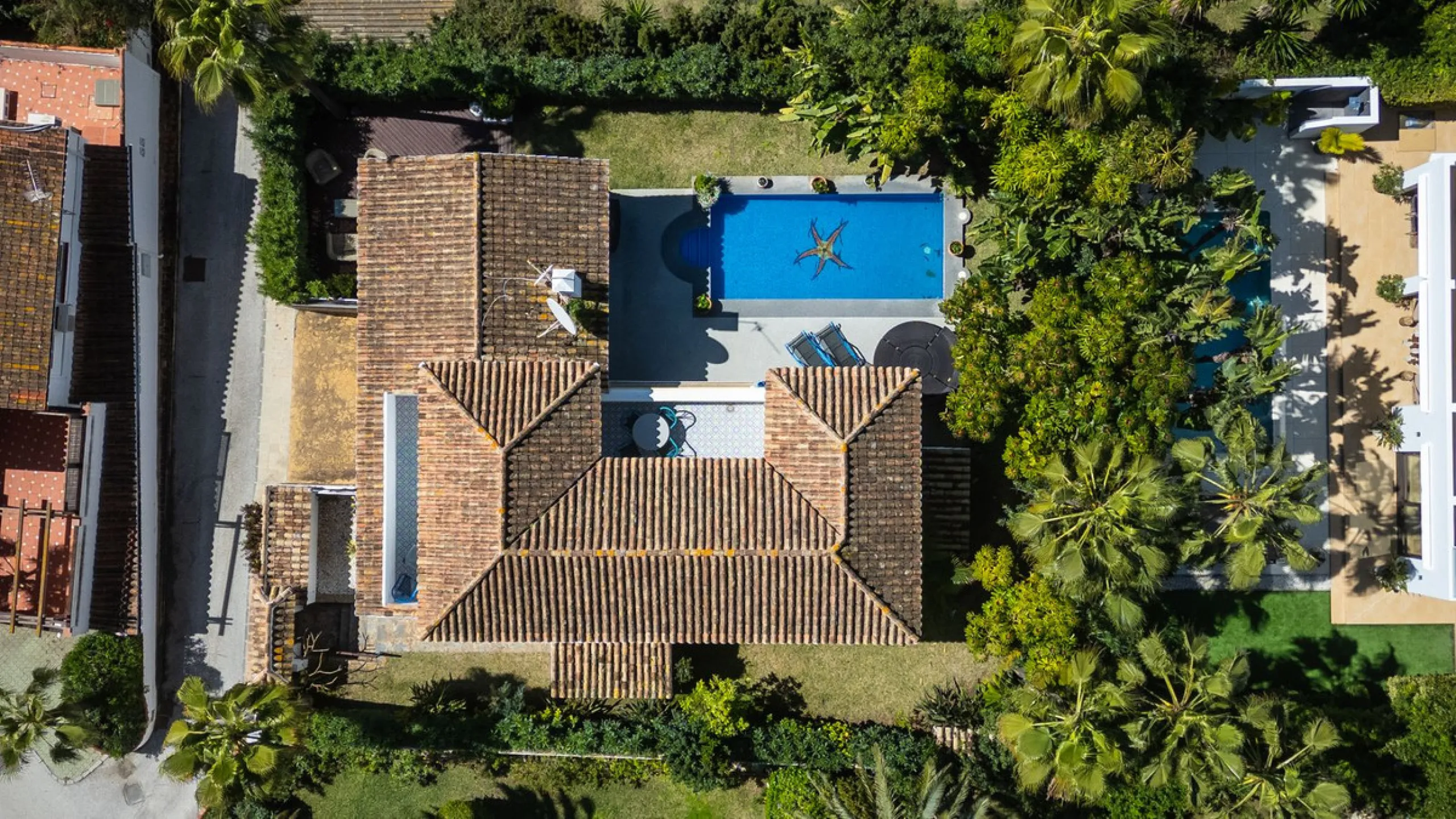 Located in the peaceful, secure residential area of Marbesa, this warm Mediterranean-style villa offers the perfect blend of comfort, privacy, and convenience. Just a 1-minute walk from the beach, close to all amenities, and only a short drive to Marbella
