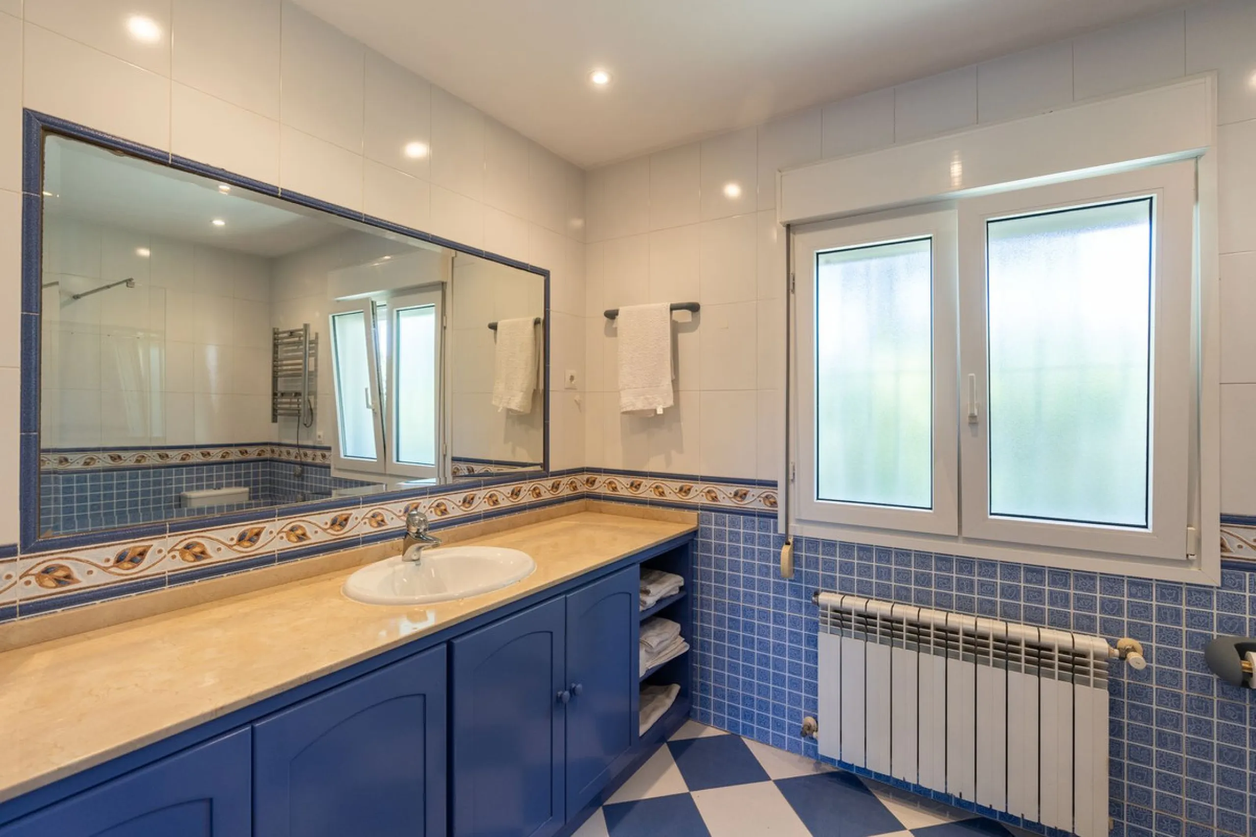 Located in the peaceful, secure residential area of Marbesa, this warm Mediterranean-style villa offers the perfect blend of comfort, privacy, and convenience. Just a 1-minute walk from the beach, close to all amenities, and only a short drive to Marbella