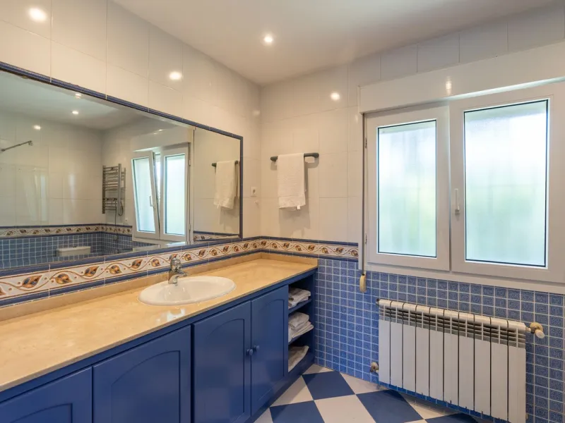 Located in the peaceful, secure residential area of Marbesa, this warm Mediterranean-style villa offers the perfect blend of comfort, privacy, and convenience. Just a 1-minute walk from the beach, close to all amenities, and only a short drive to Marbella
