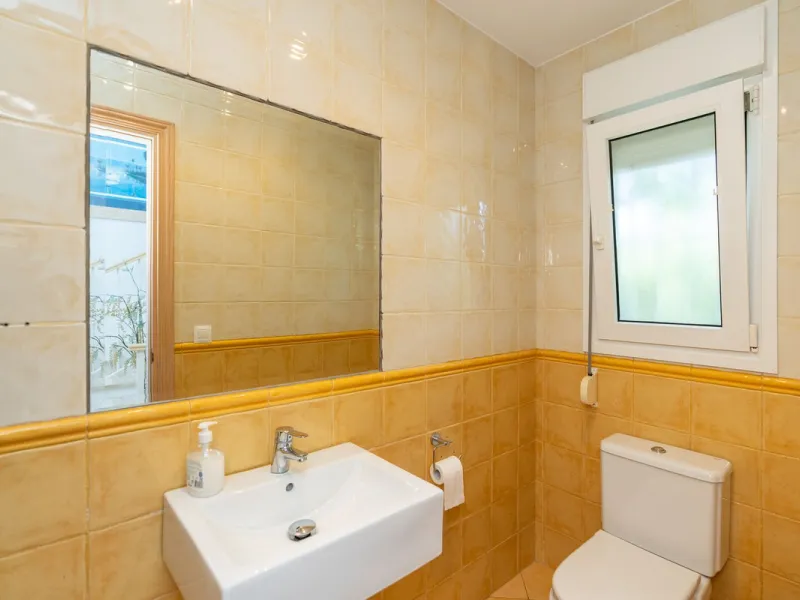 Located in the peaceful, secure residential area of Marbesa, this warm Mediterranean-style villa offers the perfect blend of comfort, privacy, and convenience. Just a 1-minute walk from the beach, close to all amenities, and only a short drive to Marbella