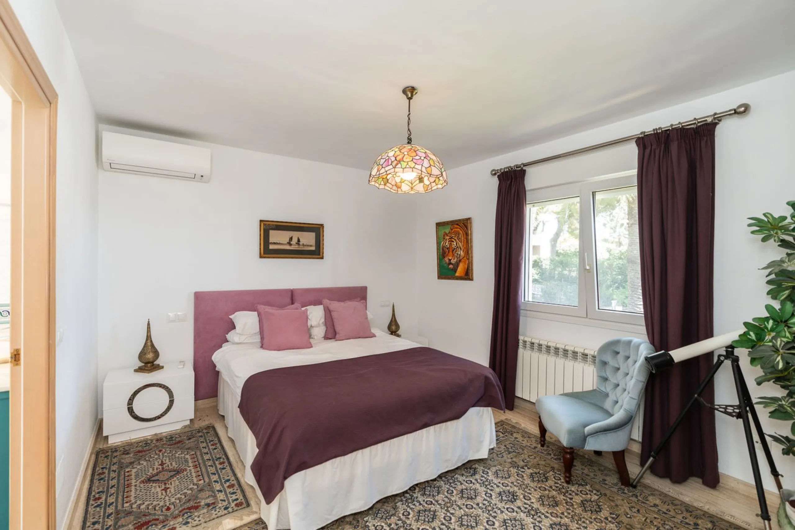 Located in the peaceful, secure residential area of Marbesa, this warm Mediterranean-style villa offers the perfect blend of comfort, privacy, and convenience. Just a 1-minute walk from the beach, close to all amenities, and only a short drive to Marbella