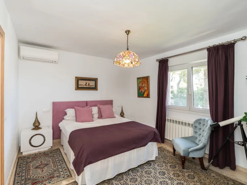 Located in the peaceful, secure residential area of Marbesa, this warm Mediterranean-style villa offers the perfect blend of comfort, privacy, and convenience. Just a 1-minute walk from the beach, close to all amenities, and only a short drive to Marbella