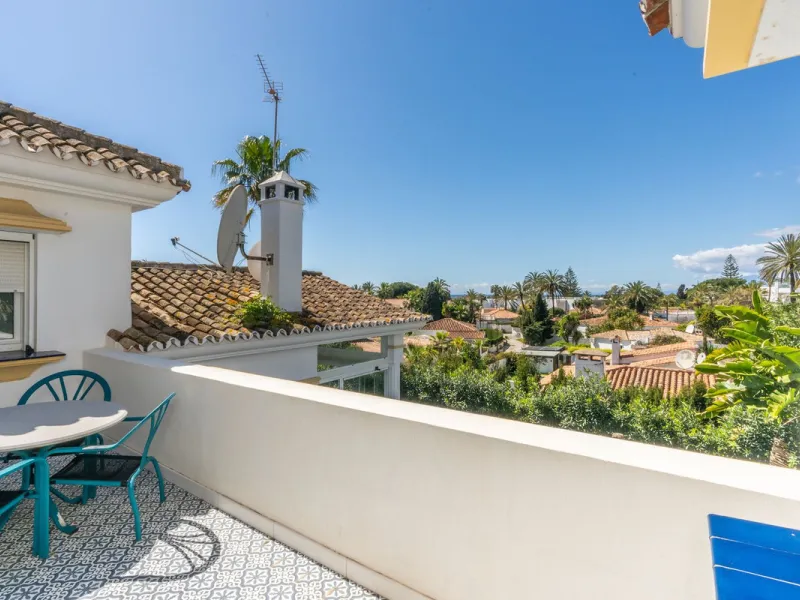 Located in the peaceful, secure residential area of Marbesa, this warm Mediterranean-style villa offers the perfect blend of comfort, privacy, and convenience. Just a 1-minute walk from the beach, close to all amenities, and only a short drive to Marbella
