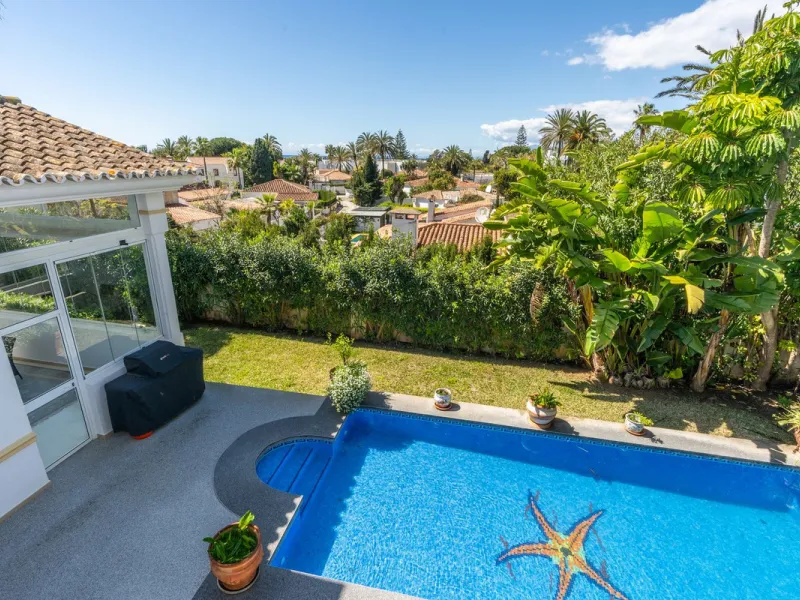 Located in the peaceful, secure residential area of Marbesa, this warm Mediterranean-style villa offers the perfect blend of comfort, privacy, and convenience. Just a 1-minute walk from the beach, close to all amenities, and only a short drive to Marbella