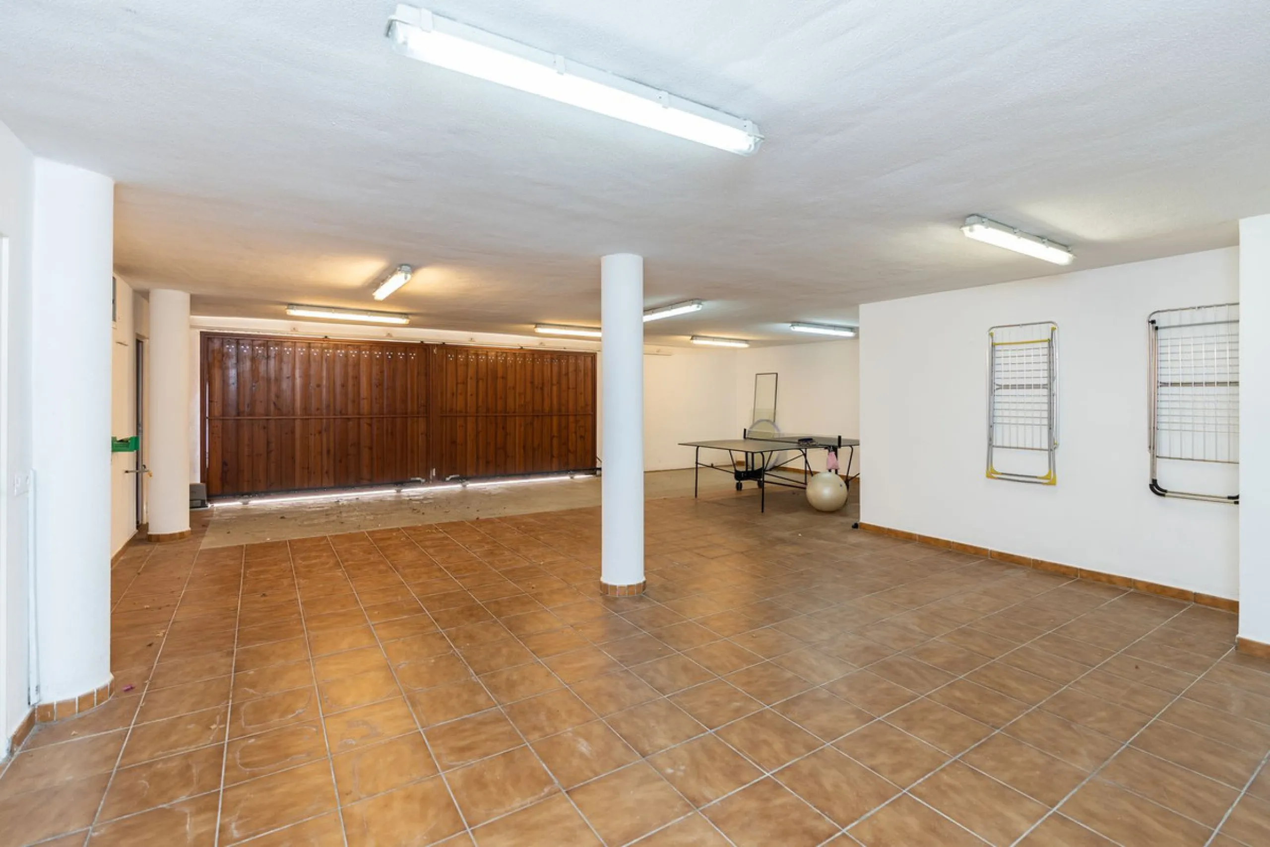 Located in the peaceful, secure residential area of Marbesa, this warm Mediterranean-style villa offers the perfect blend of comfort, privacy, and convenience. Just a 1-minute walk from the beach, close to all amenities, and only a short drive to Marbella