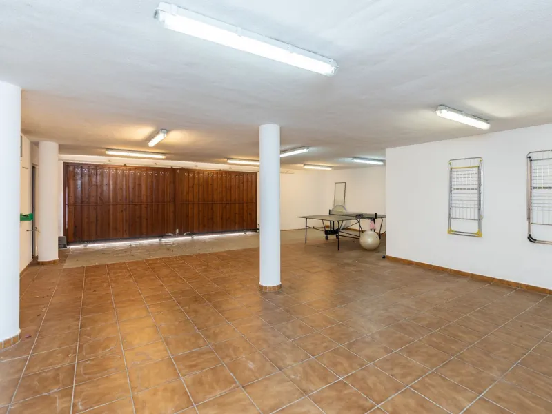 Located in the peaceful, secure residential area of Marbesa, this warm Mediterranean-style villa offers the perfect blend of comfort, privacy, and convenience. Just a 1-minute walk from the beach, close to all amenities, and only a short drive to Marbella