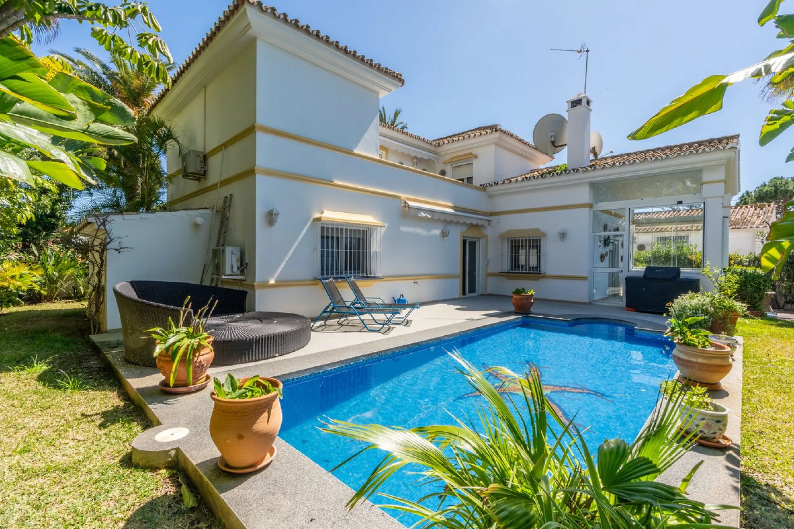 Located in the peaceful, secure residential area of Marbesa, this warm Mediterranean-style villa offers the perfect blend of comfort, privacy, and convenience. Just a 1-minute walk from the beach, close to all amenities, and only a short drive to Marbella