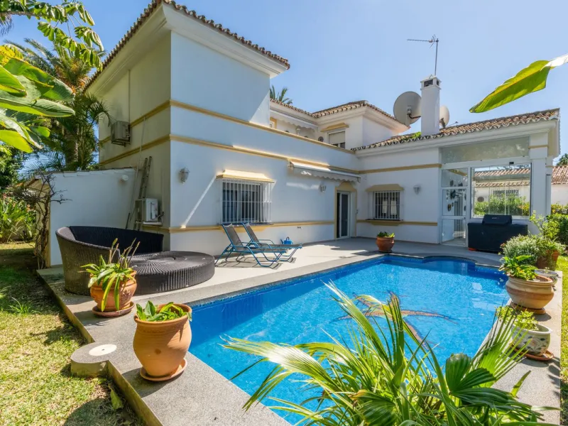 Located in the peaceful, secure residential area of Marbesa, this warm Mediterranean-style villa offers the perfect blend of comfort, privacy, and convenience. Just a 1-minute walk from the beach, close to all amenities, and only a short drive to Marbella
