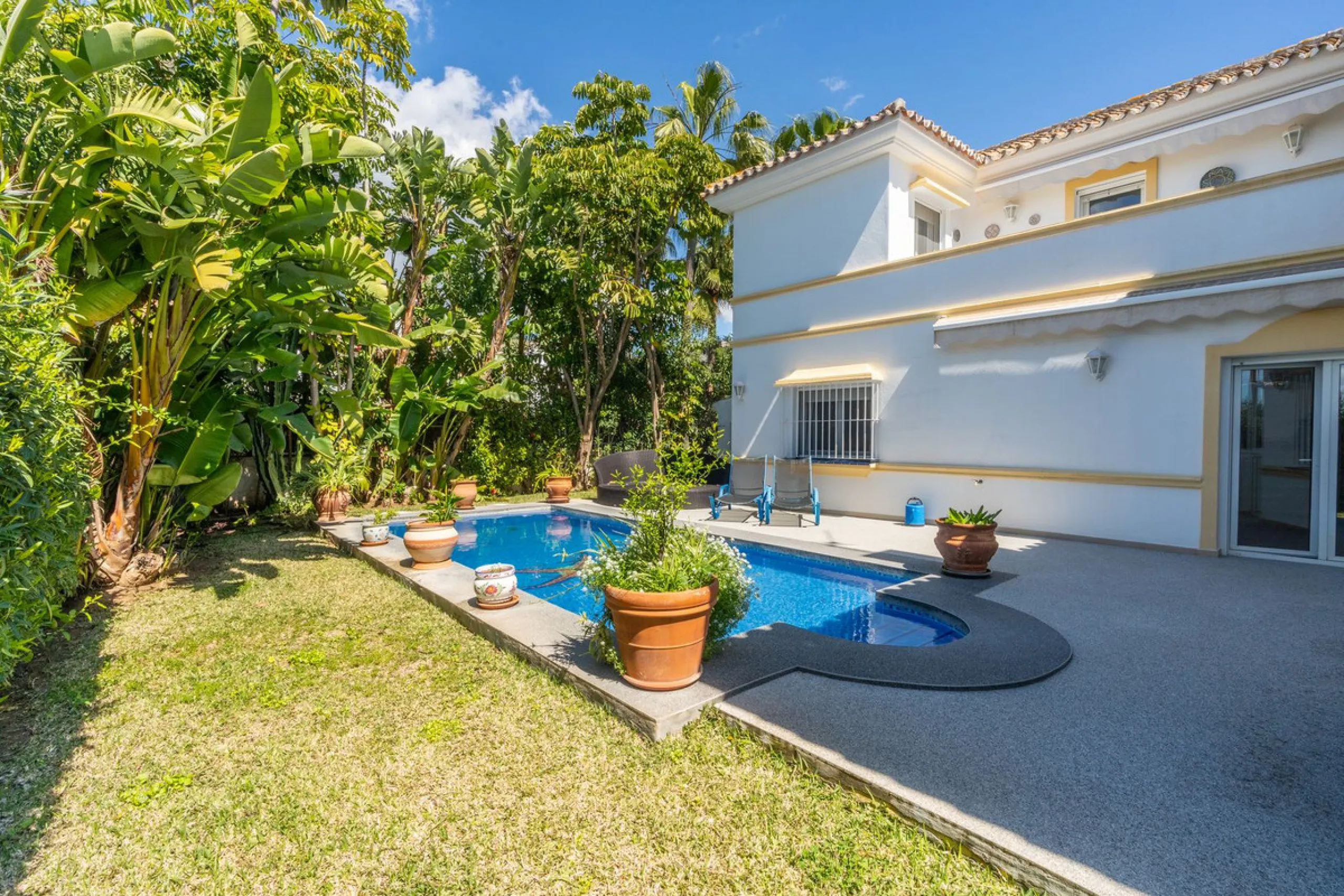 Located in the peaceful, secure residential area of Marbesa, this warm Mediterranean-style villa offers the perfect blend of comfort, privacy, and convenience. Just a 1-minute walk from the beach, close to all amenities, and only a short drive to Marbella