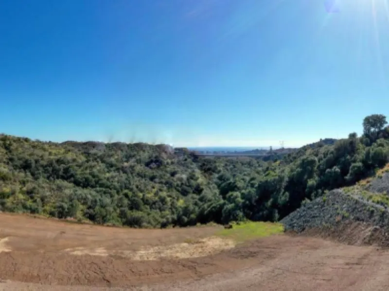 In a privileged location within a luxury development in Real de La Quinta, this exceptional south-facing plot offers unbeatable privacy and absolutely captivating sea views. With a surface area of ​​4,773 m² and a buildable area of ​​521.13 m², it is the 