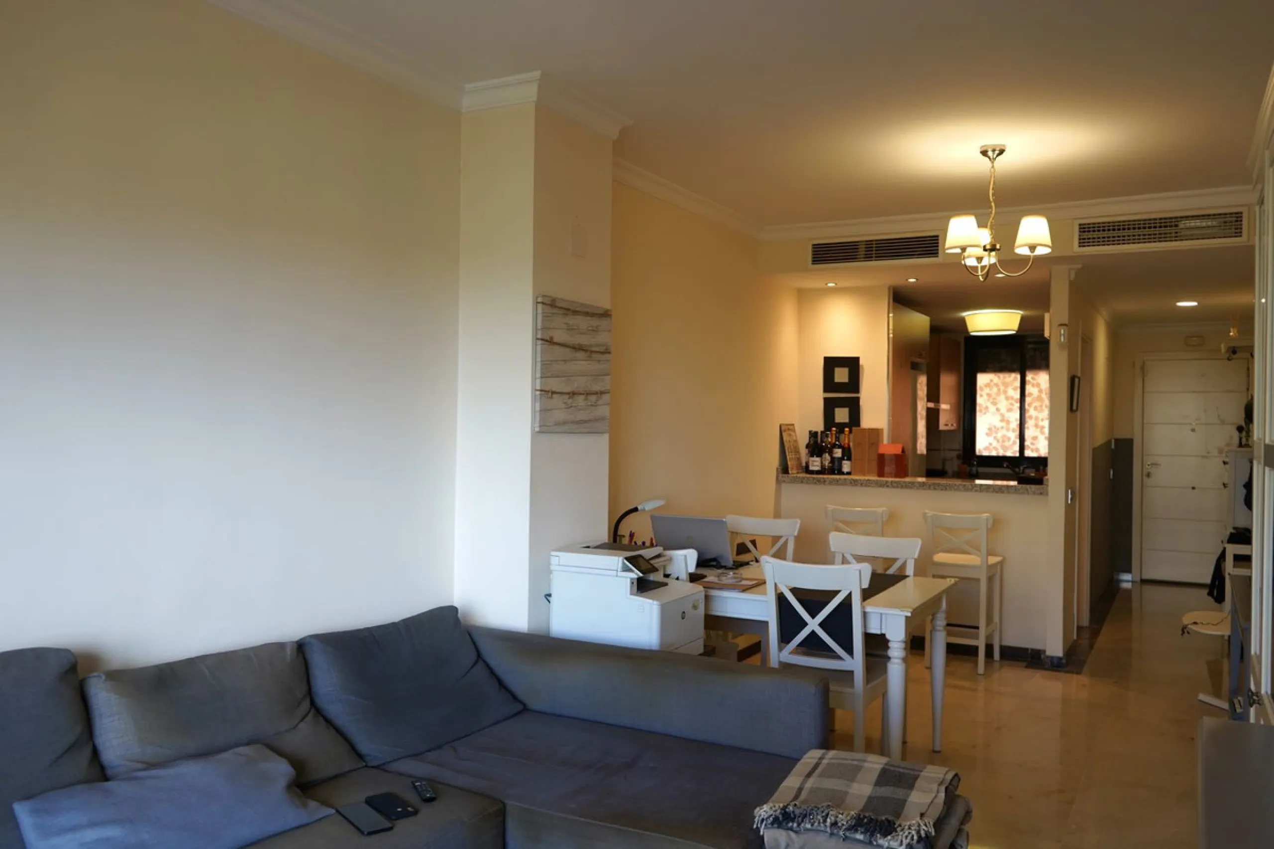 Spacious and bright apartment with two bedrooms and two bathrooms – the perfect choice for comfortable living or vacation! A unique feature is the enclosed terrace, offering a stunning panoramic view of the sea and golf courses, creating an atmosphere of 
