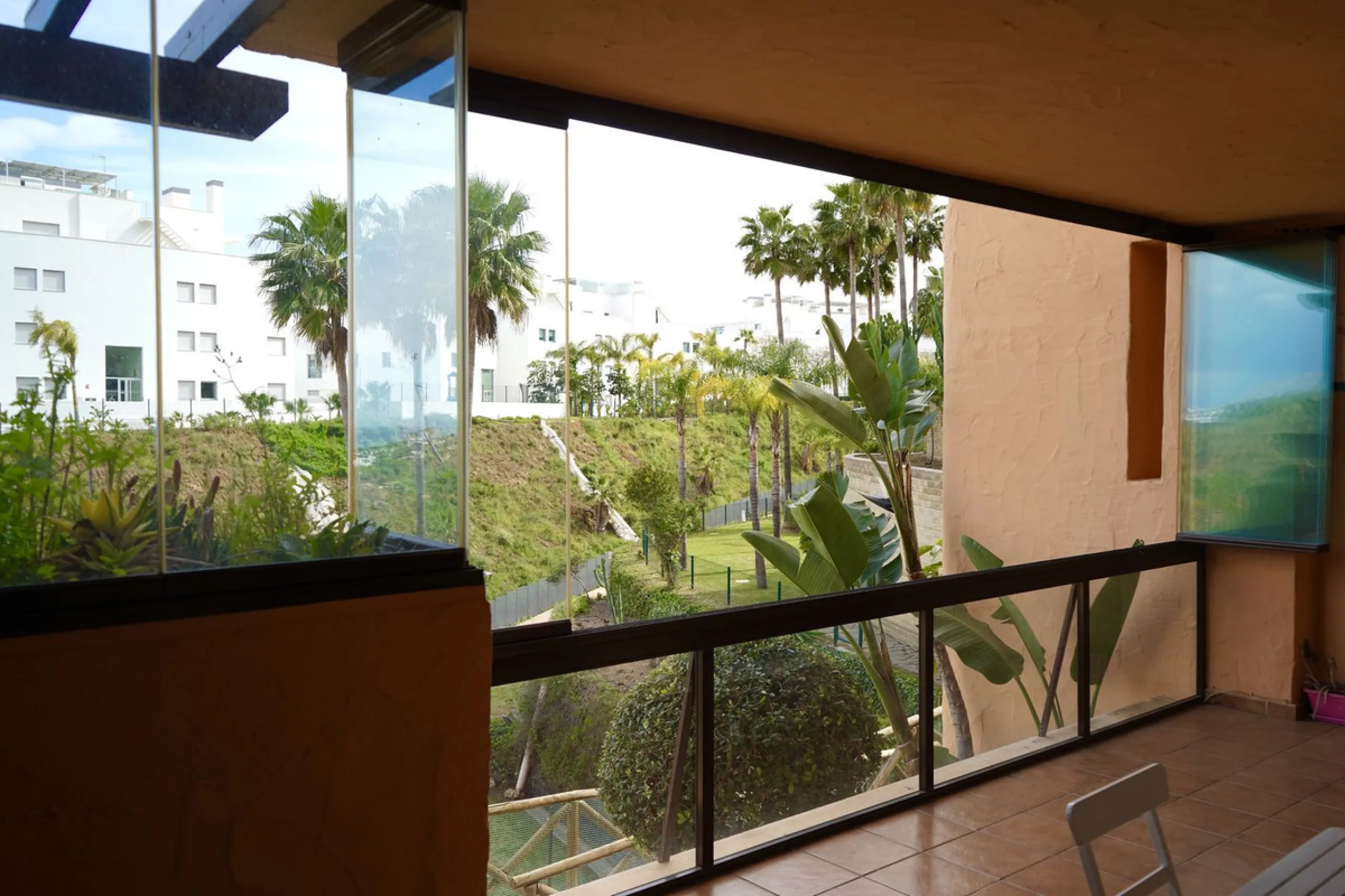 Spacious and bright apartment with two bedrooms and two bathrooms – the perfect choice for comfortable living or vacation! A unique feature is the enclosed terrace, offering a stunning panoramic view of the sea and golf courses, creating an atmosphere of 