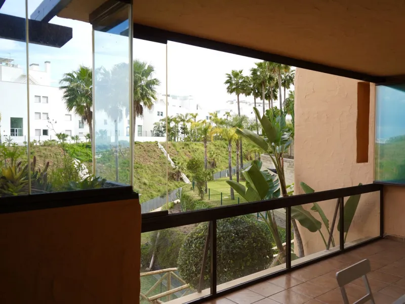 Spacious and bright apartment with two bedrooms and two bathrooms – the perfect choice for comfortable living or vacation! A unique feature is the enclosed terrace, offering a stunning panoramic view of the sea and golf courses, creating an atmosphere of 