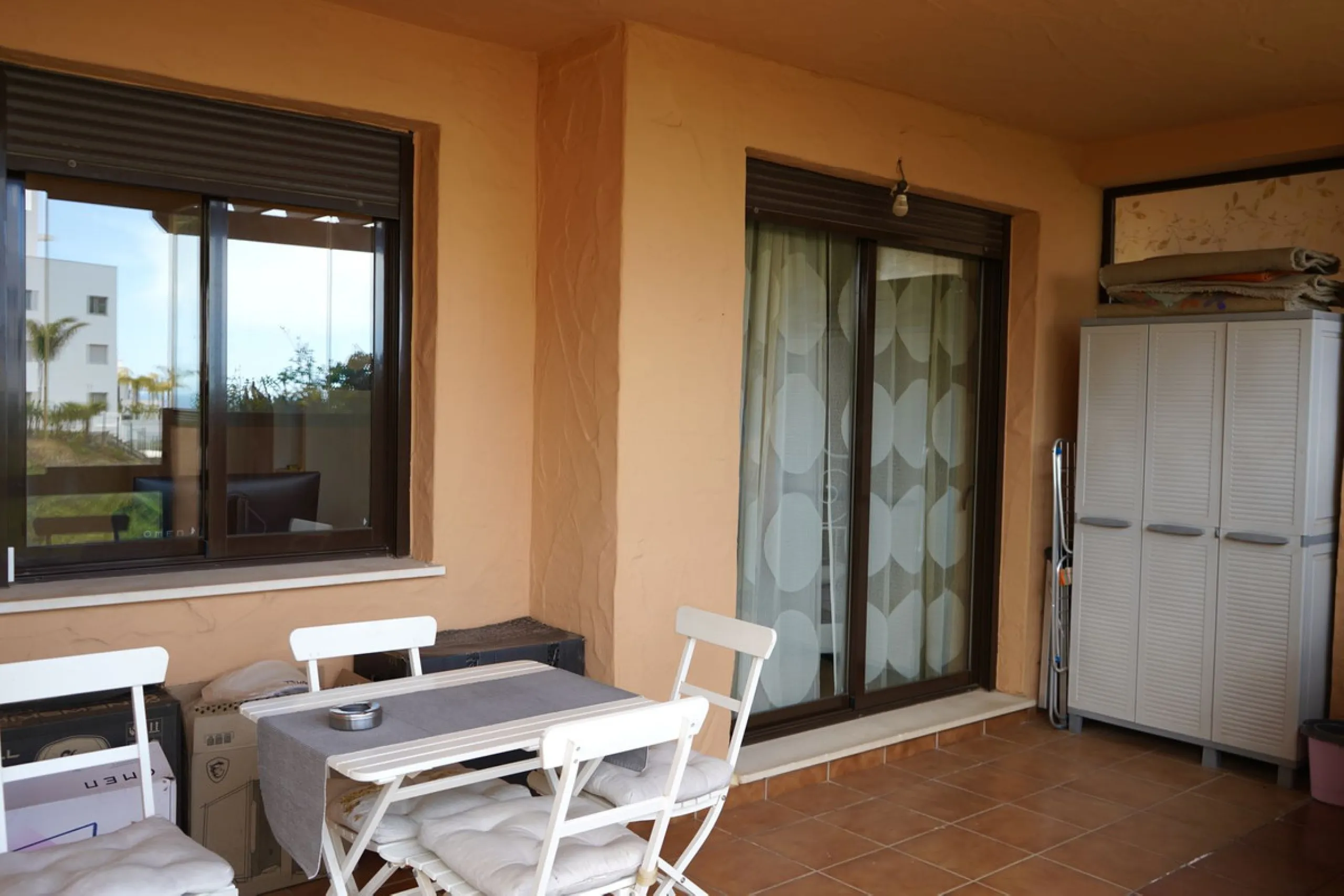 Spacious and bright apartment with two bedrooms and two bathrooms – the perfect choice for comfortable living or vacation! A unique feature is the enclosed terrace, offering a stunning panoramic view of the sea and golf courses, creating an atmosphere of 