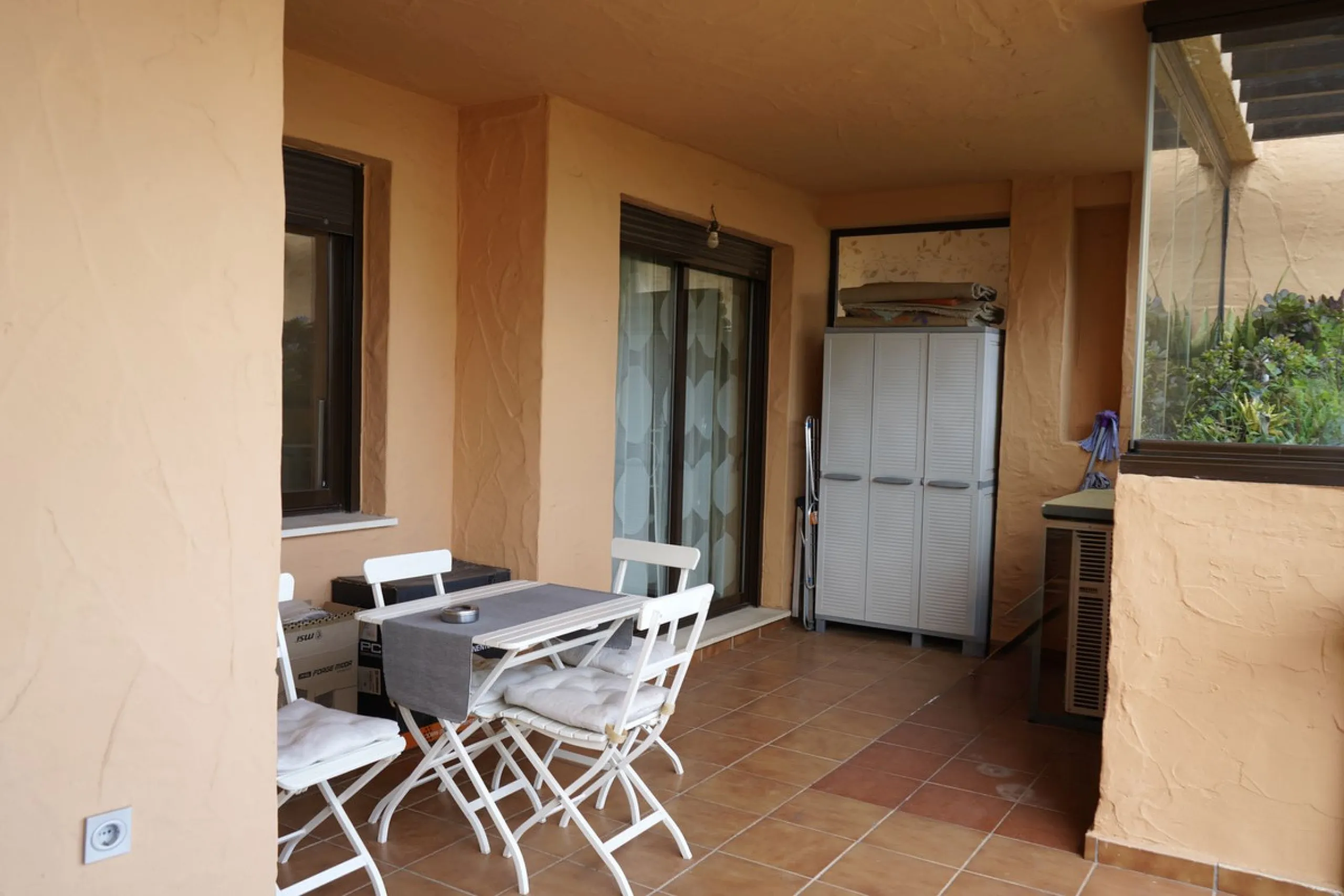 Spacious and bright apartment with two bedrooms and two bathrooms – the perfect choice for comfortable living or vacation! A unique feature is the enclosed terrace, offering a stunning panoramic view of the sea and golf courses, creating an atmosphere of 
