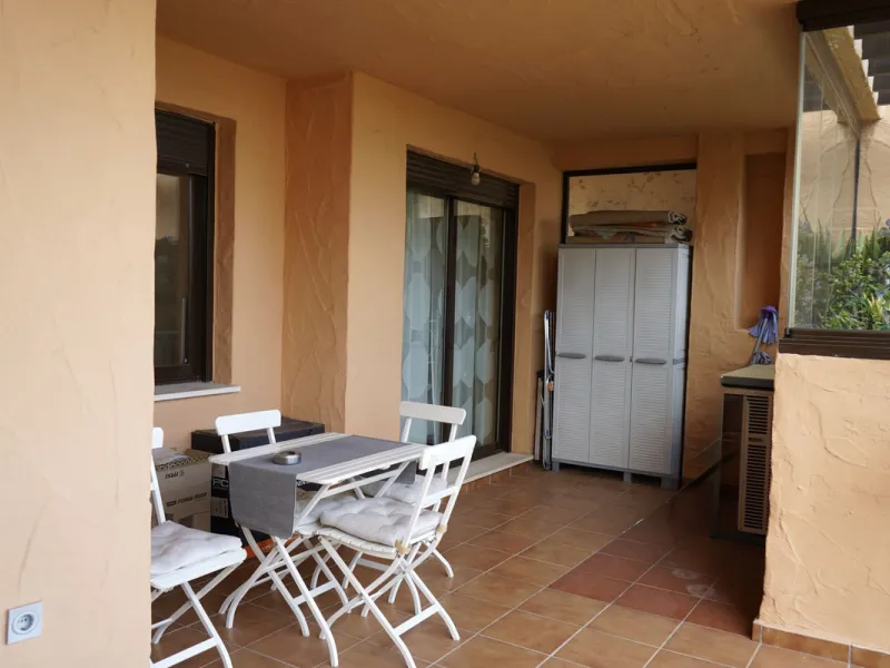 Spacious and bright apartment with two bedrooms and two bathrooms – the perfect choice for comfortable living or vacation! A unique feature is the enclosed terrace, offering a stunning panoramic view of the sea and golf courses, creating an atmosphere of 