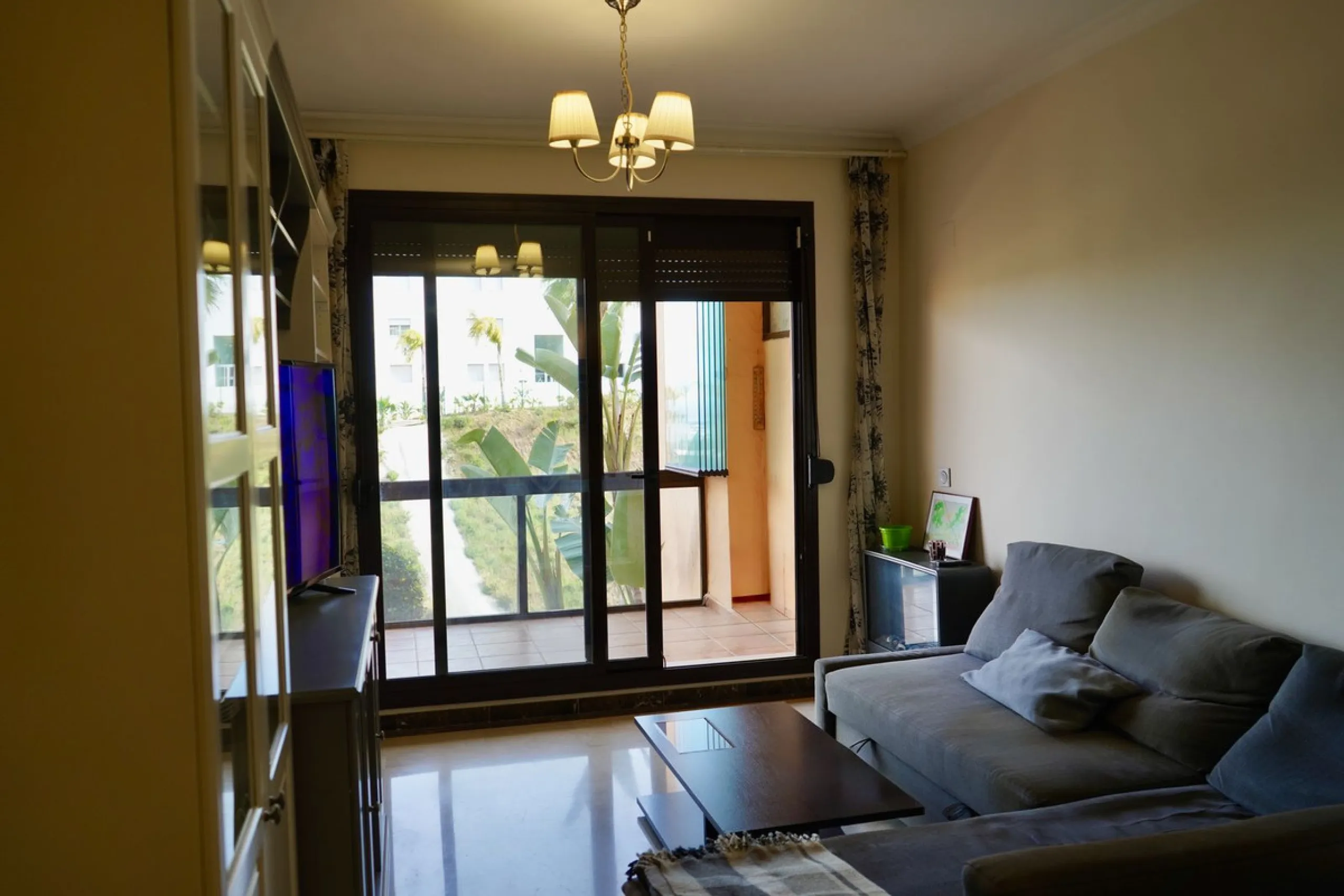 Spacious and bright apartment with two bedrooms and two bathrooms – the perfect choice for comfortable living or vacation! A unique feature is the enclosed terrace, offering a stunning panoramic view of the sea and golf courses, creating an atmosphere of 