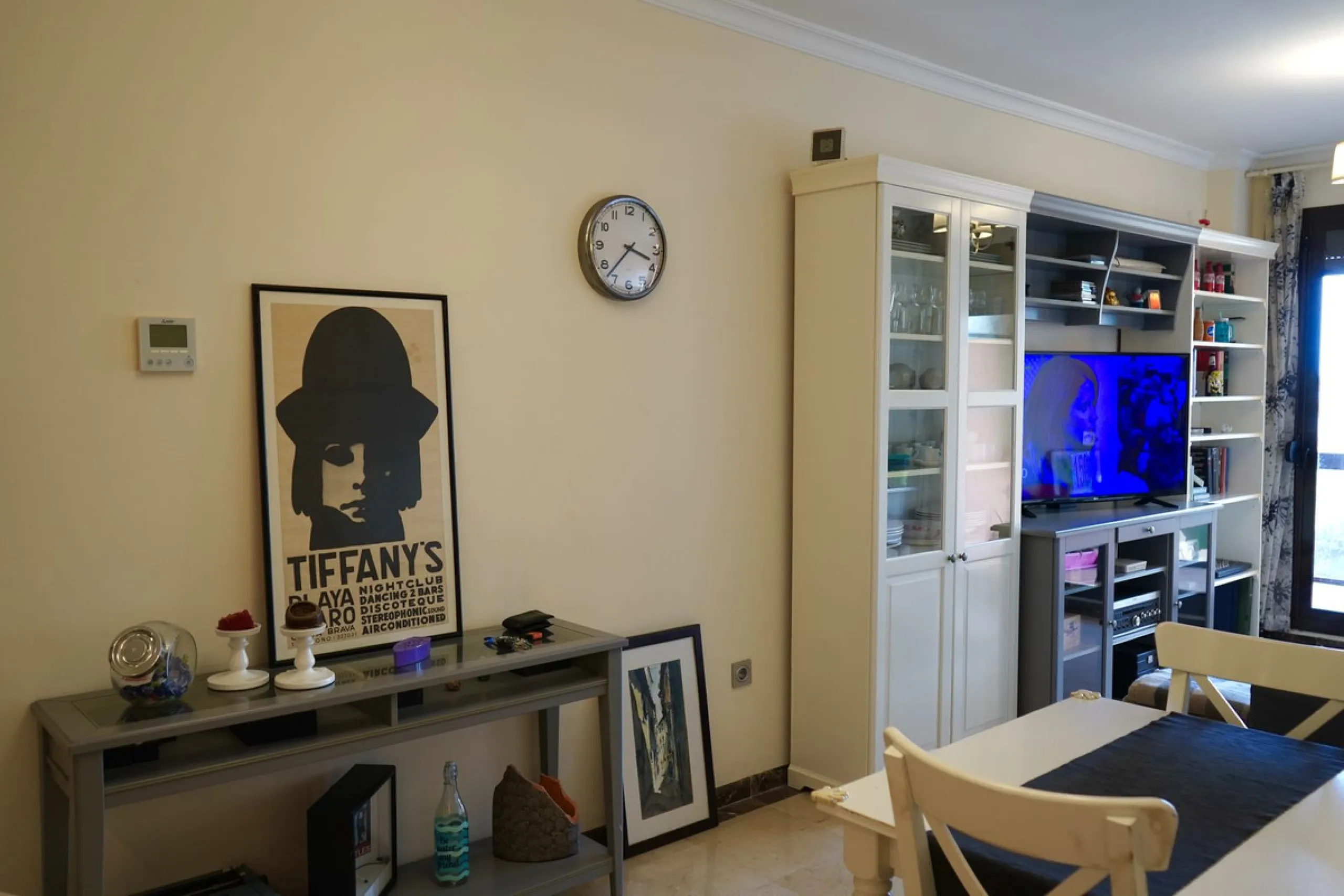 Spacious and bright apartment with two bedrooms and two bathrooms – the perfect choice for comfortable living or vacation! A unique feature is the enclosed terrace, offering a stunning panoramic view of the sea and golf courses, creating an atmosphere of 