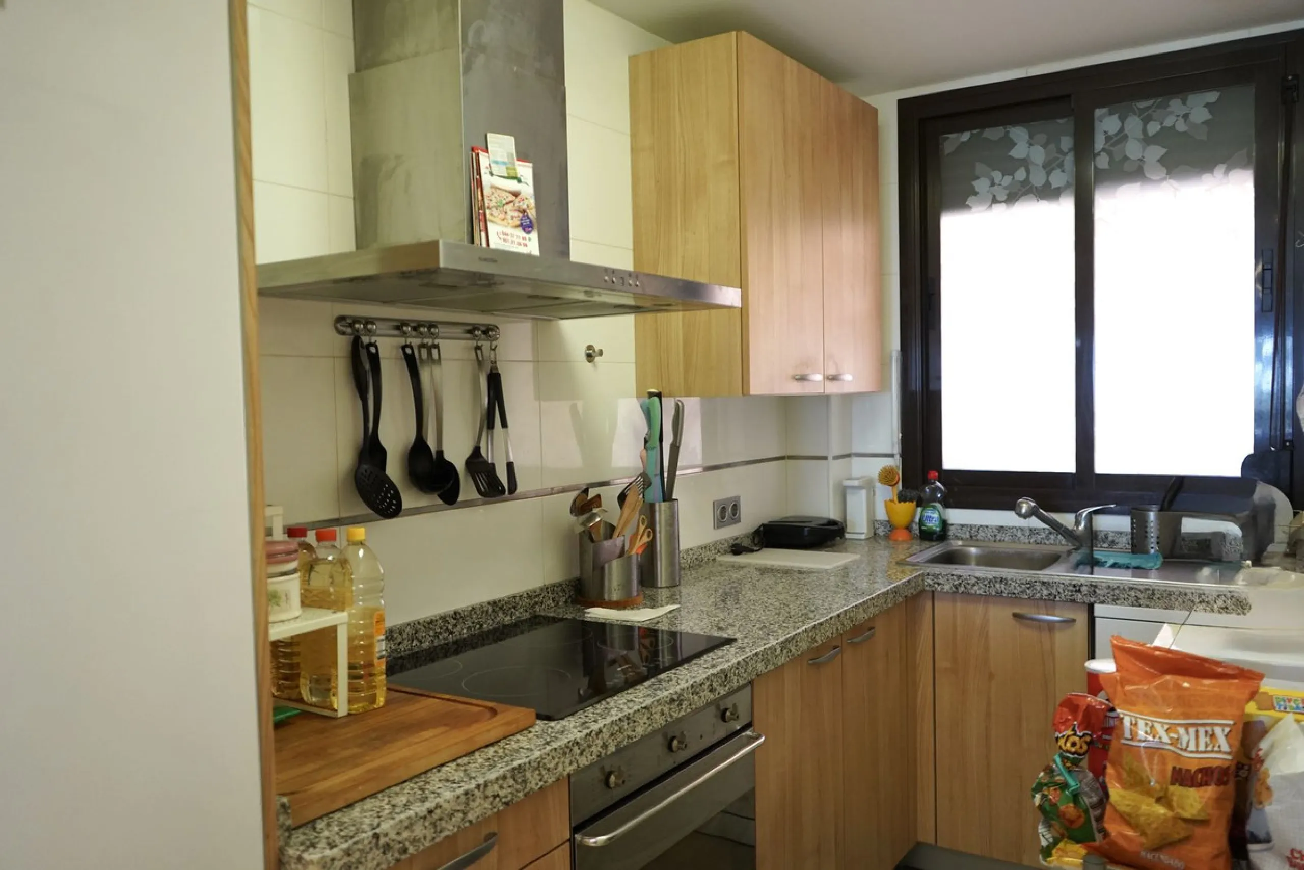 Spacious and bright apartment with two bedrooms and two bathrooms – the perfect choice for comfortable living or vacation! A unique feature is the enclosed terrace, offering a stunning panoramic view of the sea and golf courses, creating an atmosphere of 