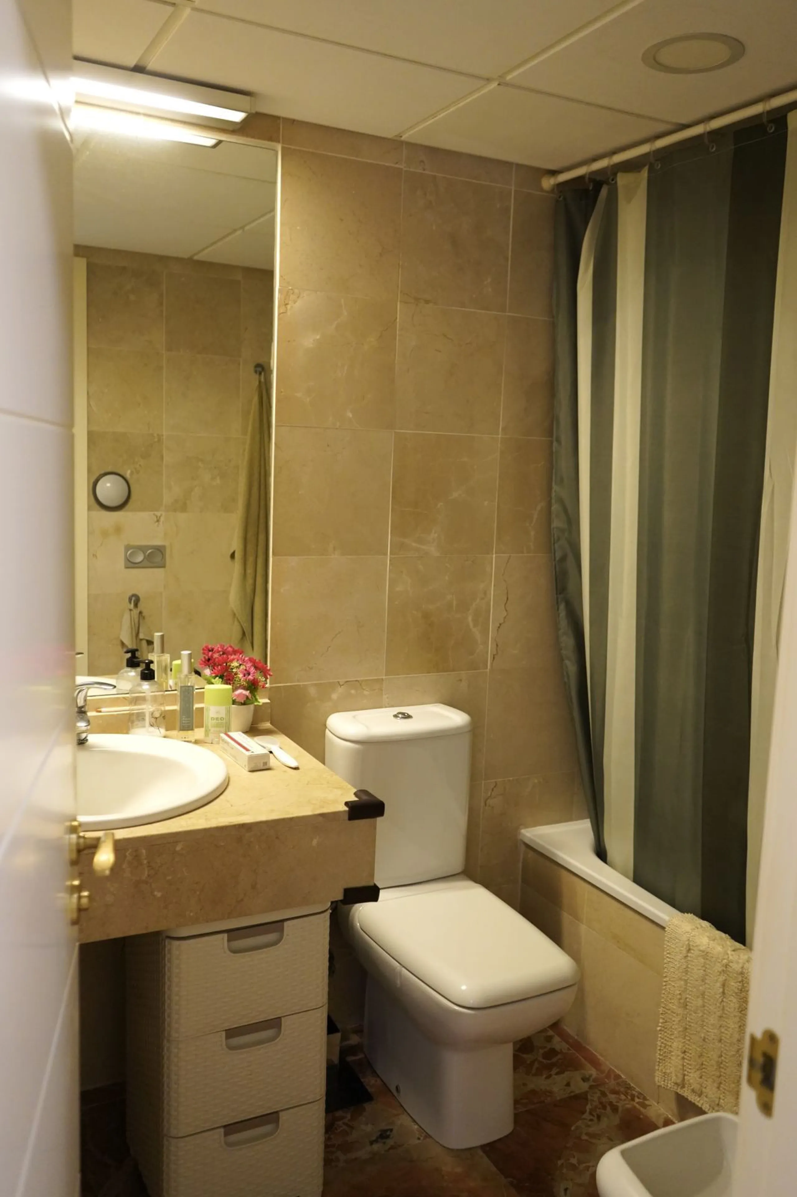 Spacious and bright apartment with two bedrooms and two bathrooms – the perfect choice for comfortable living or vacation! A unique feature is the enclosed terrace, offering a stunning panoramic view of the sea and golf courses, creating an atmosphere of 
