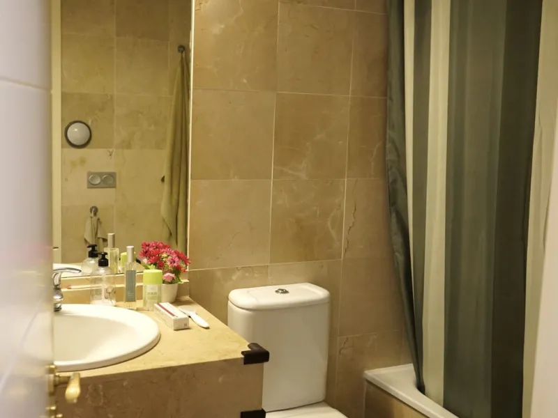 Spacious and bright apartment with two bedrooms and two bathrooms – the perfect choice for comfortable living or vacation! A unique feature is the enclosed terrace, offering a stunning panoramic view of the sea and golf courses, creating an atmosphere of 