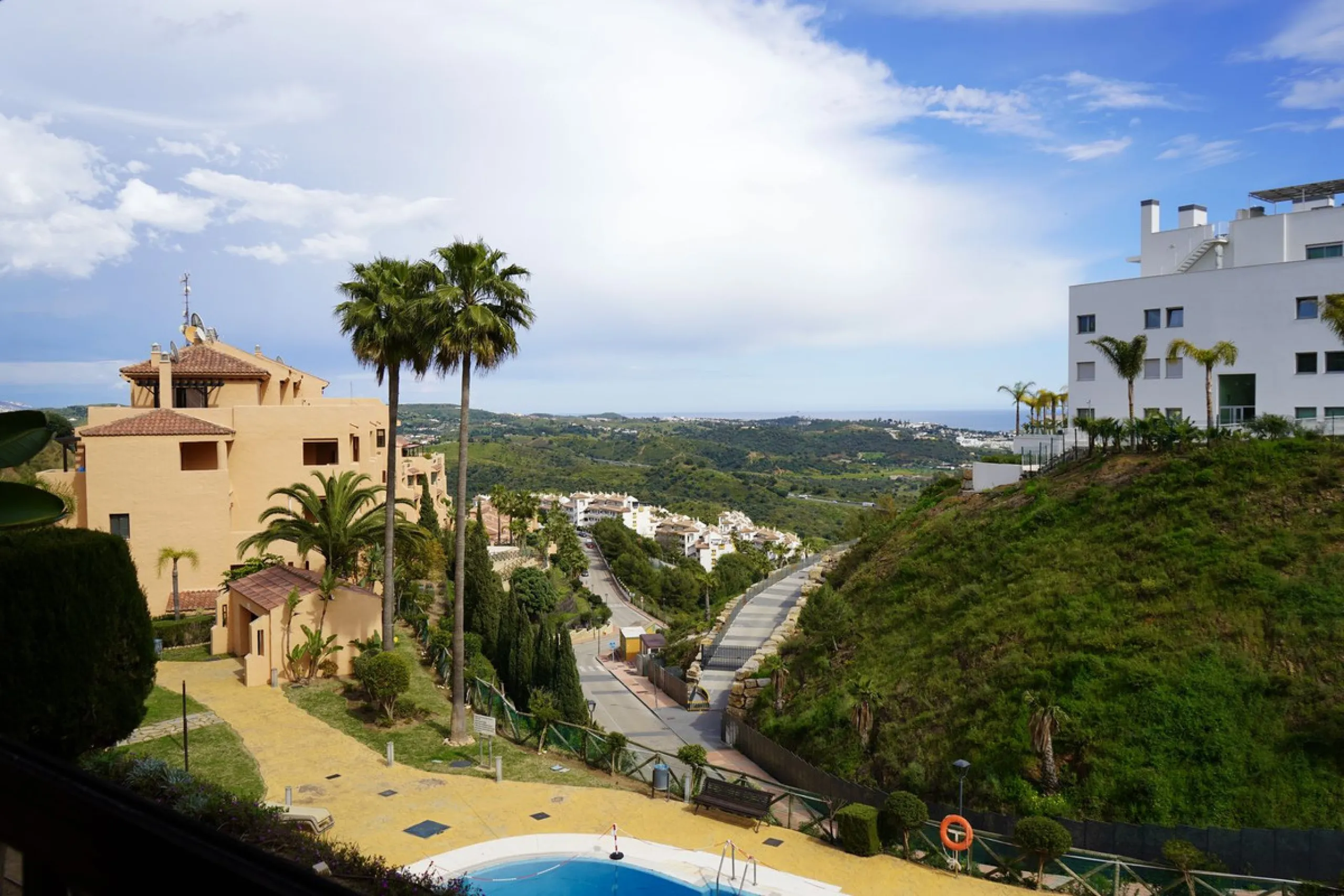 Spacious and bright apartment with two bedrooms and two bathrooms – the perfect choice for comfortable living or vacation! A unique feature is the enclosed terrace, offering a stunning panoramic view of the sea and golf courses, creating an atmosphere of 