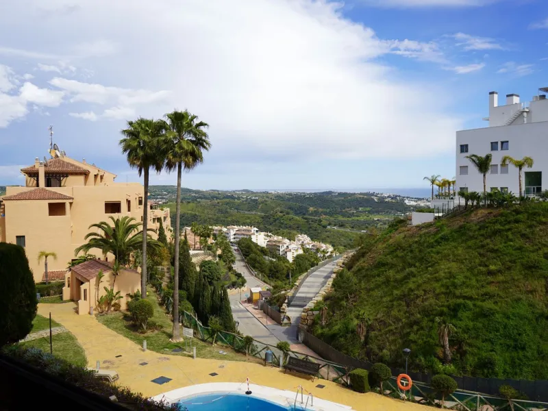 Spacious and bright apartment with two bedrooms and two bathrooms – the perfect choice for comfortable living or vacation! A unique feature is the enclosed terrace, offering a stunning panoramic view of the sea and golf courses, creating an atmosphere of 