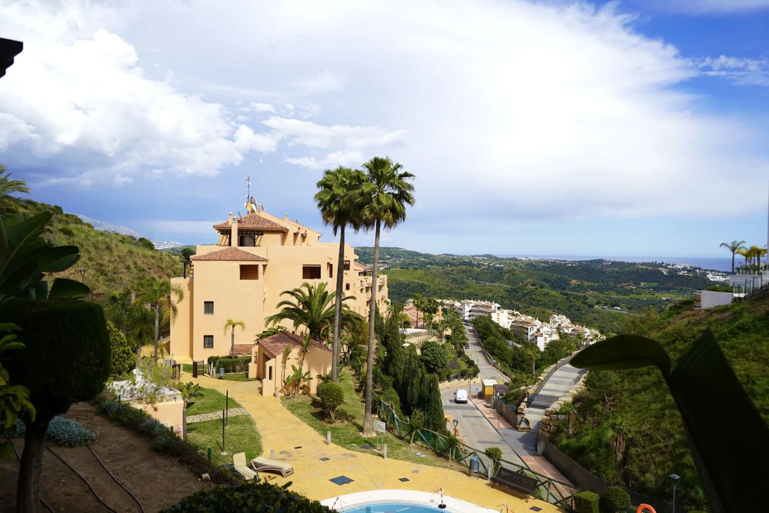 Spacious and bright apartment with two bedrooms and two bathrooms – the perfect choice for comfortable living or vacation! A unique feature is the enclosed terrace, offering a stunning panoramic view of the sea and golf courses, creating an atmosphere of 