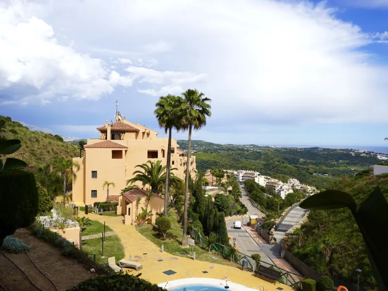 Spacious and bright apartment with two bedrooms and two bathrooms – the perfect choice for comfortable living or vacation! A unique feature is the enclosed terrace, offering a stunning panoramic view of the sea and golf courses, creating an atmosphere of 