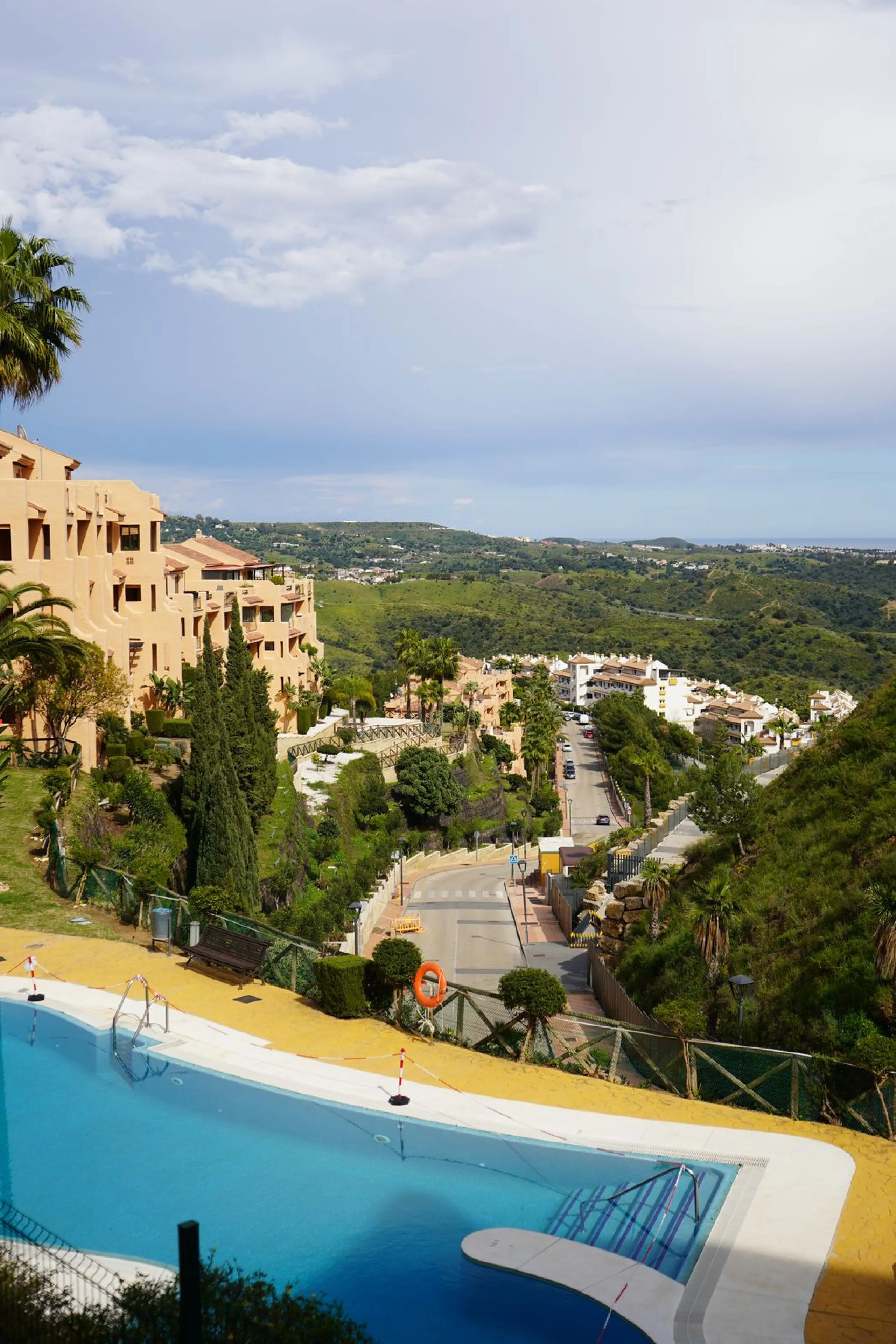 Spacious and bright apartment with two bedrooms and two bathrooms – the perfect choice for comfortable living or vacation! A unique feature is the enclosed terrace, offering a stunning panoramic view of the sea and golf courses, creating an atmosphere of 
