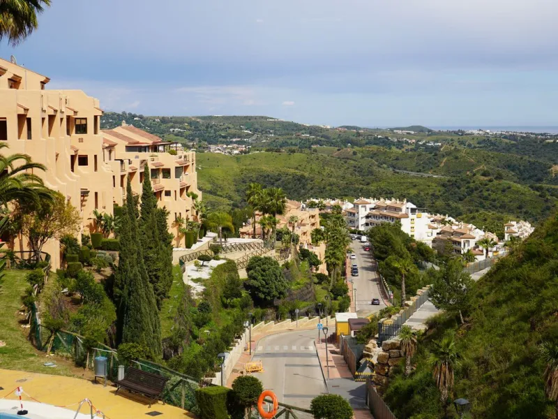 Spacious and bright apartment with two bedrooms and two bathrooms – the perfect choice for comfortable living or vacation! A unique feature is the enclosed terrace, offering a stunning panoramic view of the sea and golf courses, creating an atmosphere of 