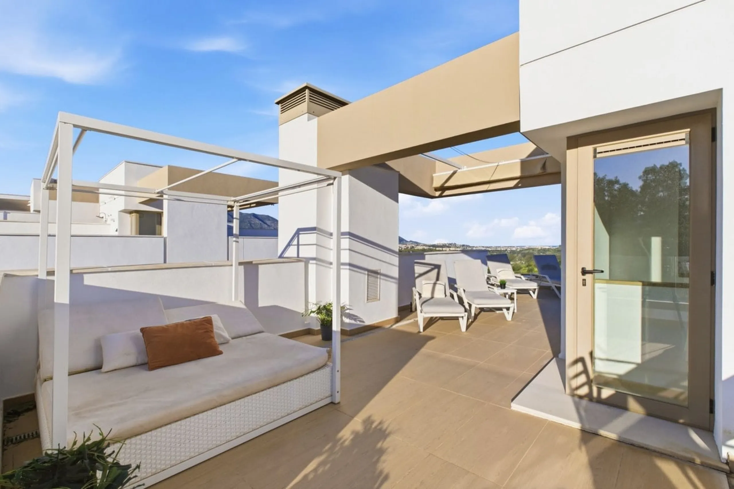 Dieses stilvolle Reihenhaus vereint Wohnraum, Natürlichkeit und modernes Design zu einem komfortablen Zuhause – ideal für den dauerhaften Wohnsitz oder als Ferienwohnung. Marmorböden und ein warmes, zeitgenössisches Ambiente zeichnen es aus