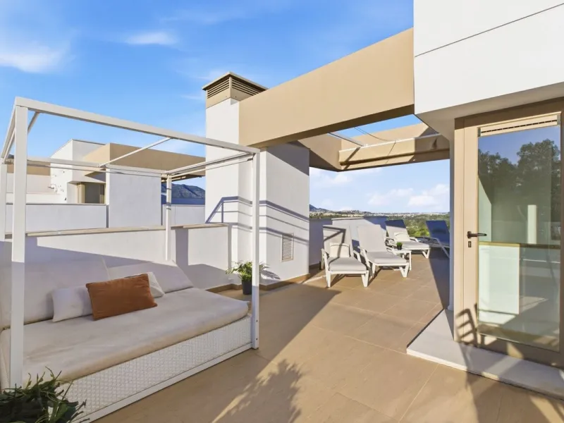 Dieses stilvolle Reihenhaus vereint Wohnraum, Natürlichkeit und modernes Design zu einem komfortablen Zuhause – ideal für den dauerhaften Wohnsitz oder als Ferienwohnung. Marmorböden und ein warmes, zeitgenössisches Ambiente zeichnen es aus