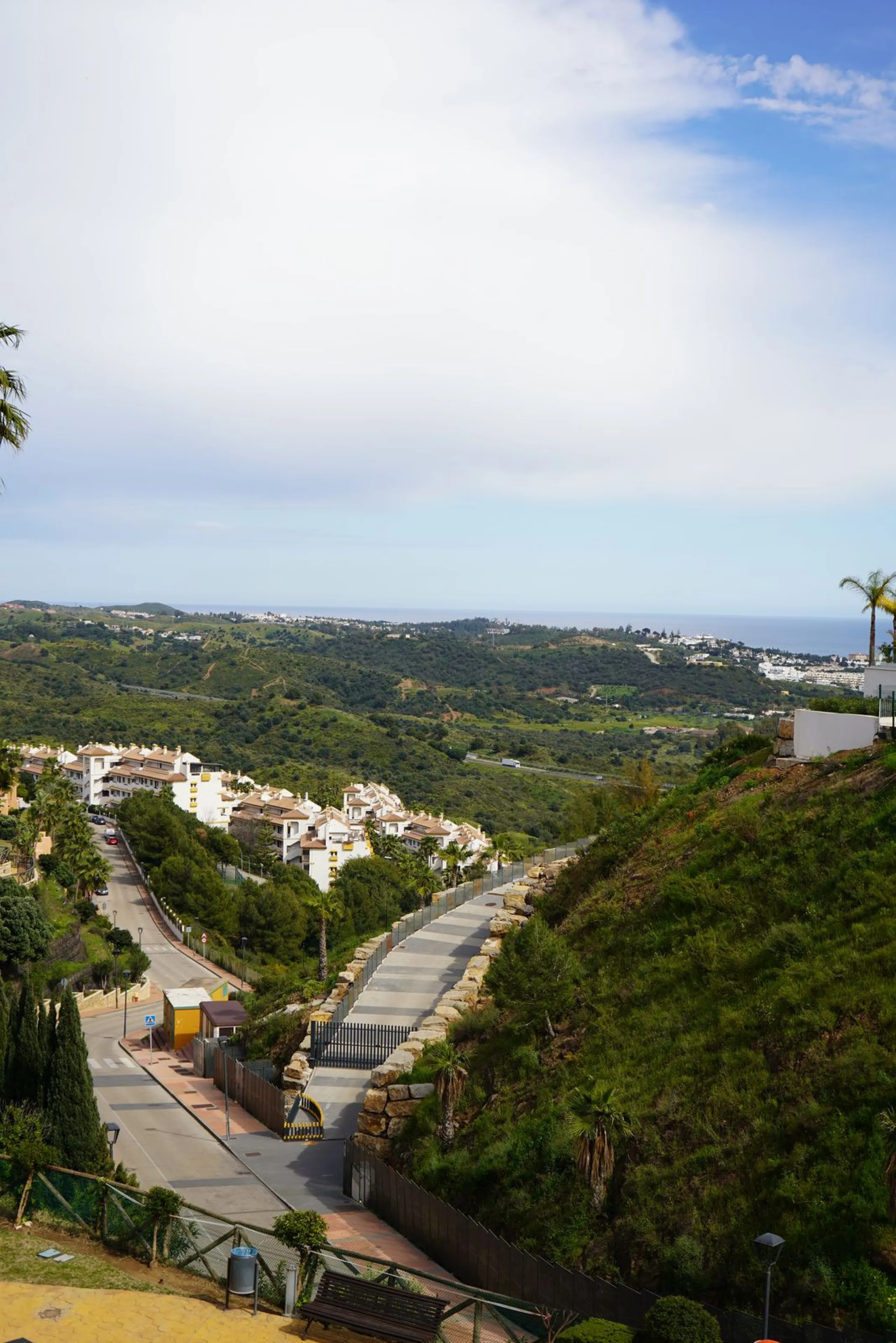 Spacious and bright apartment with two bedrooms and two bathrooms – the perfect choice for comfortable living or vacation! A unique feature is the enclosed terrace, offering a stunning panoramic view of the sea and golf courses, creating an atmosphere of 