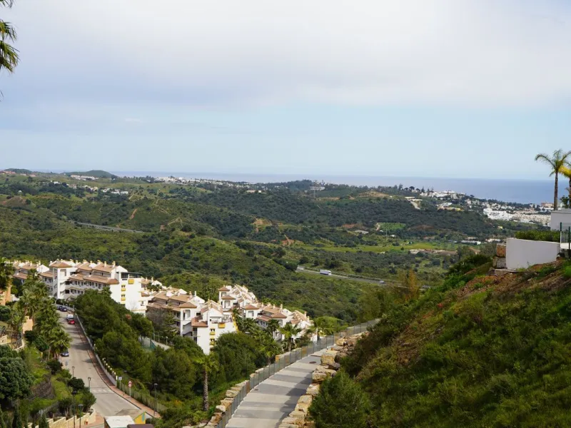 Spacious and bright apartment with two bedrooms and two bathrooms – the perfect choice for comfortable living or vacation! A unique feature is the enclosed terrace, offering a stunning panoramic view of the sea and golf courses, creating an atmosphere of 