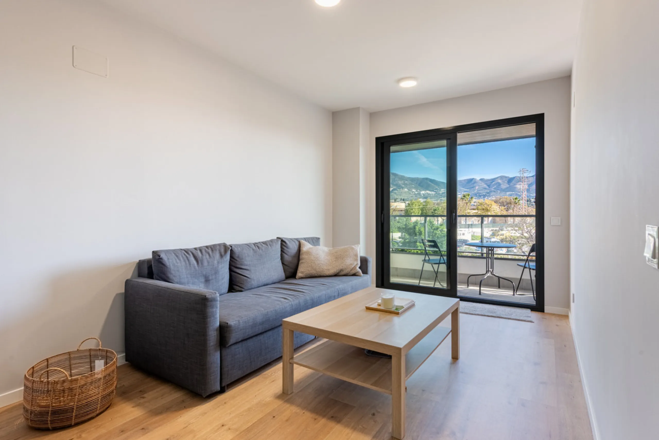 Apartment - Middle Floor Apartment в продаже в Mijas, Málaga. В доме 3 спален и 2 ванных комнат. Площадь дома 98 м²