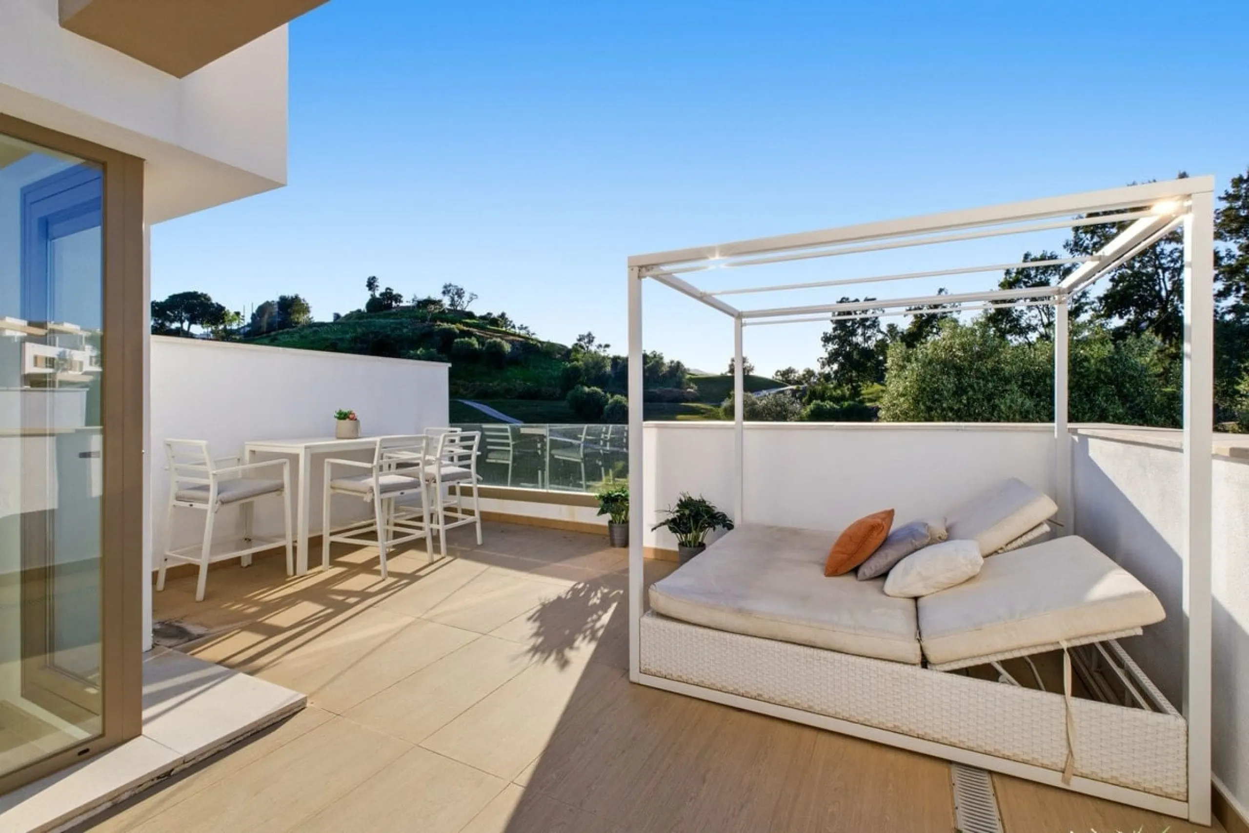 Dieses stilvolle Reihenhaus vereint Wohnraum, Natürlichkeit und modernes Design zu einem komfortablen Zuhause – ideal für den dauerhaften Wohnsitz oder als Ferienwohnung. Marmorböden und ein warmes, zeitgenössisches Ambiente zeichnen es aus