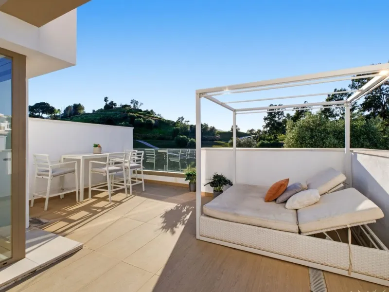 Dieses stilvolle Reihenhaus vereint Wohnraum, Natürlichkeit und modernes Design zu einem komfortablen Zuhause – ideal für den dauerhaften Wohnsitz oder als Ferienwohnung. Marmorböden und ein warmes, zeitgenössisches Ambiente zeichnen es aus