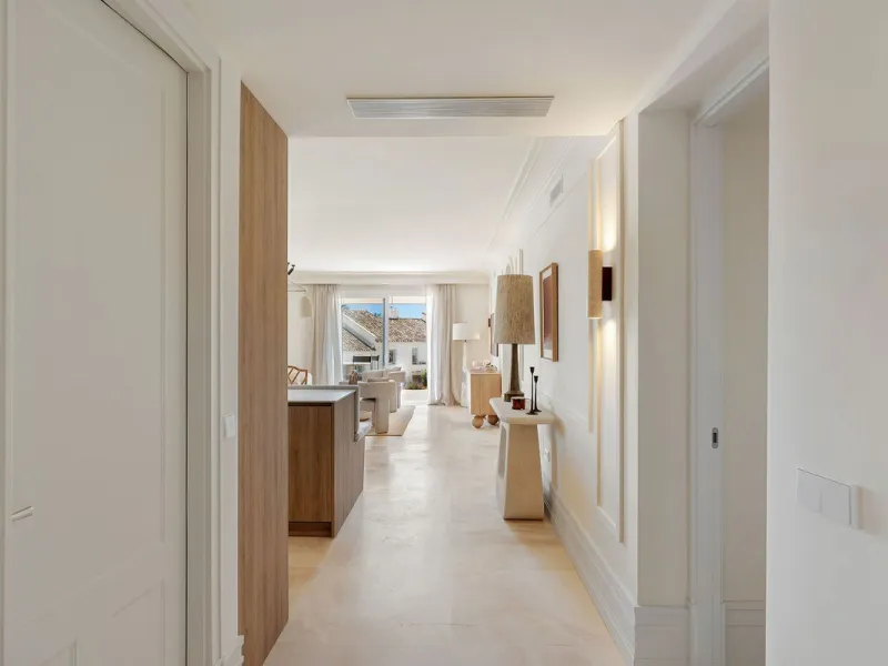 Discover a rare, fully renovated corner apartment in the prestigious Andalucia Garden Club next to Centro Plaza and within easy walking distance of restaurants, cafés, supermarkets, the beach and a wide range of local services the area has to offer. With 