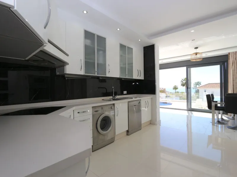**Detached House on the Riviera: Your Dream Retreat**