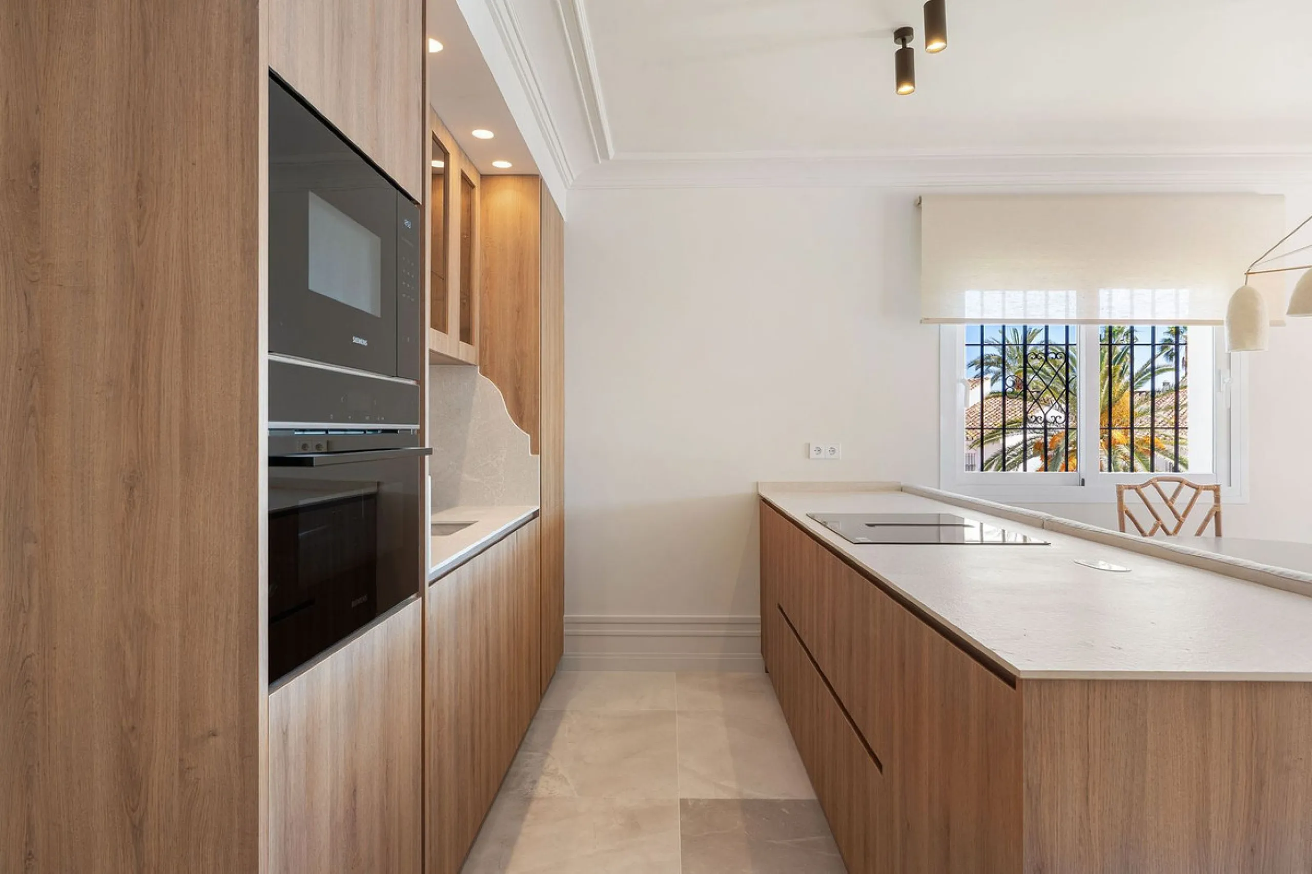 Discover a rare, fully renovated corner apartment in the prestigious Andalucia Garden Club next to Centro Plaza and within easy walking distance of restaurants, cafés, supermarkets, the beach and a wide range of local services the area has to offer. With 