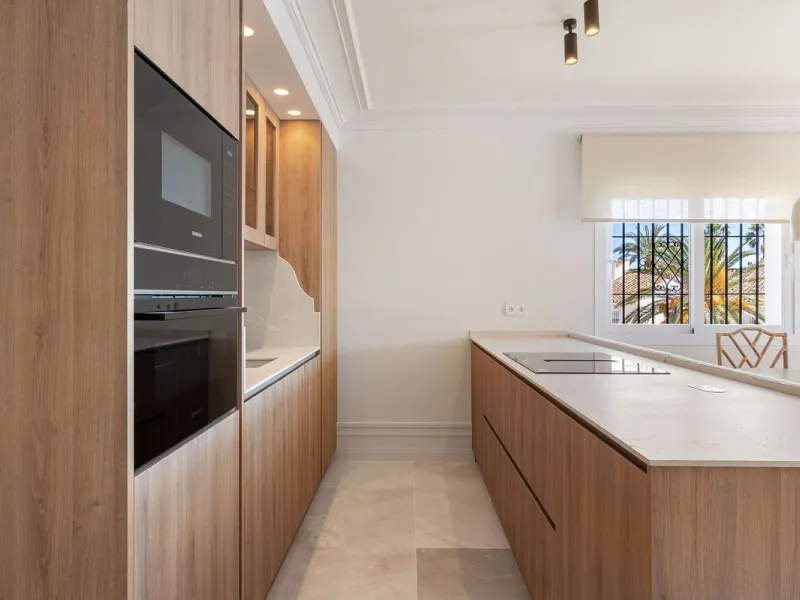 Discover a rare, fully renovated corner apartment in the prestigious Andalucia Garden Club next to Centro Plaza and within easy walking distance of restaurants, cafés, supermarkets, the beach and a wide range of local services the area has to offer. With 