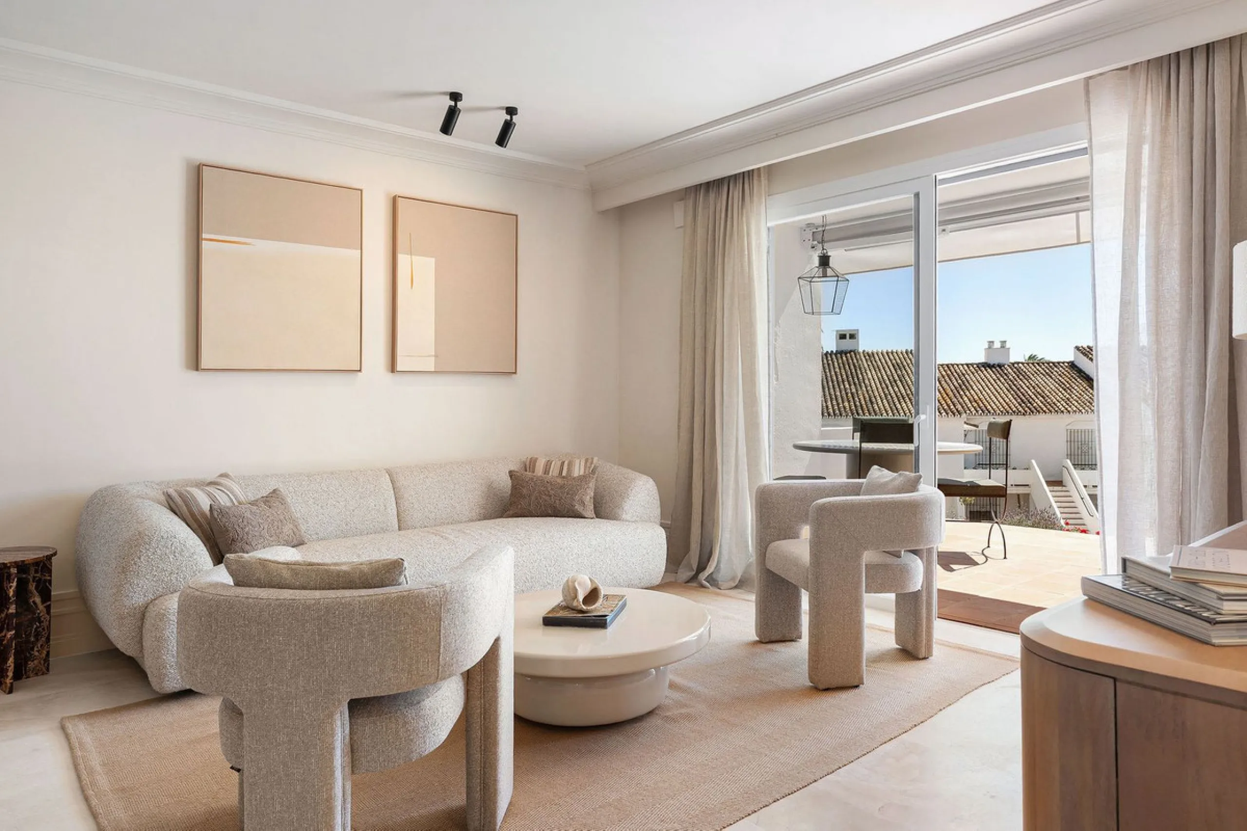 Discover a rare, fully renovated corner apartment in the prestigious Andalucia Garden Club next to Centro Plaza and within easy walking distance of restaurants, cafés, supermarkets, the beach and a wide range of local services the area has to offer. With 